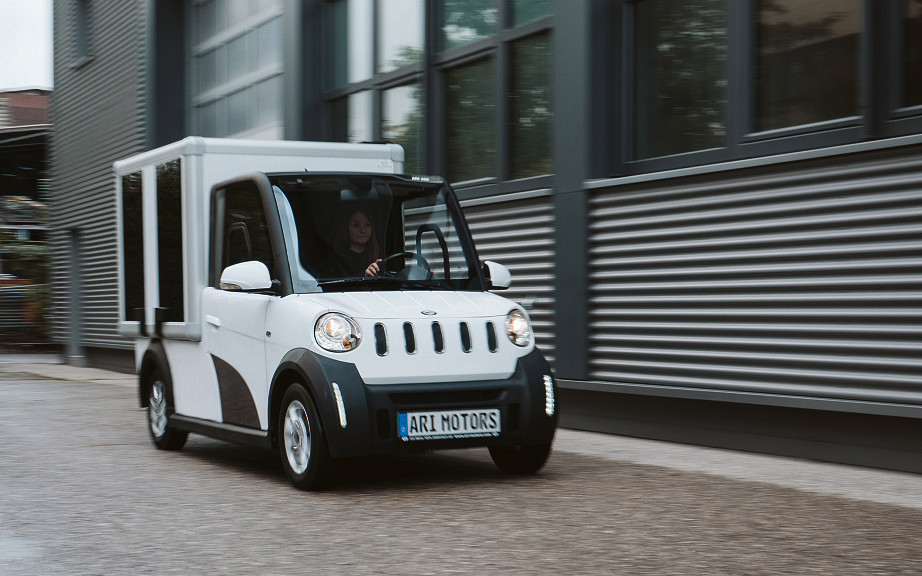 Der Prototyp von ARI Motors unterwegs auf dem Werkstattgelände.