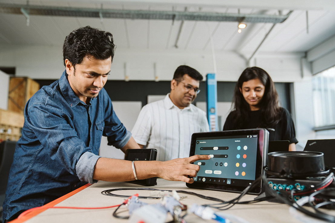 Karthik demonstriert die Funktionalität des HVAC-Screens.