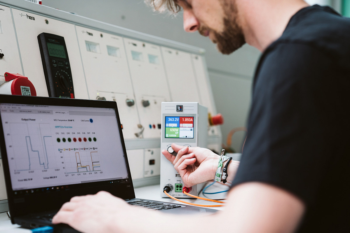 Developer Christian simulates different voltages at the output of the MPPT Central Unit.