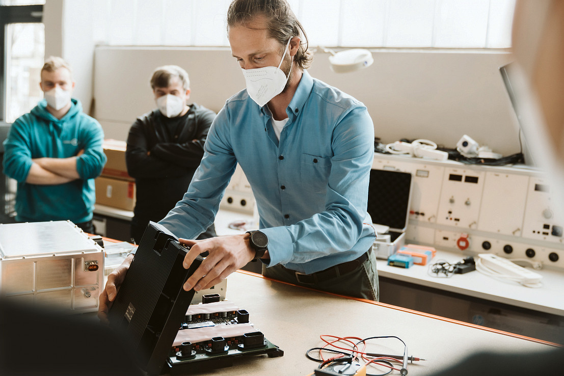 Ingenieur Christian präsentiert dem Team eine überarbeitete Komponente.