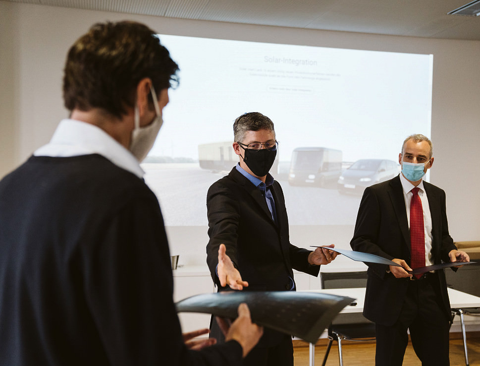 Besprechung der Solarzellen mit Dr. Harry Wirth, Bereichsleiter Photovoltaik, Module und Kraftwerke beim Fraunhofer ISE und Mathieu Baudrit von Sono Motors.